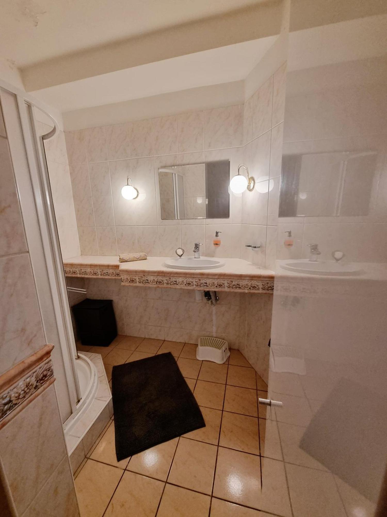 Big 4 Room Huge Apartment 布拉迪斯拉发 外观 照片